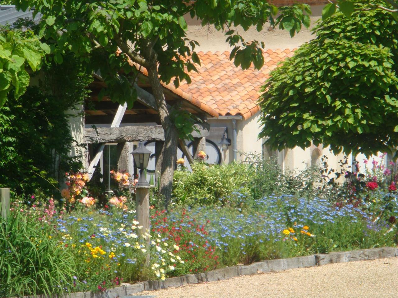 Chambres D'Hotes Au Gite De La Pommeraie Landeronde Exterior photo